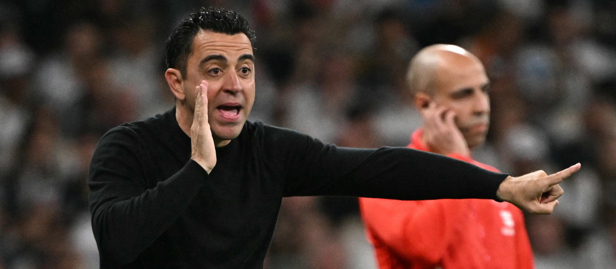 Xavi Hernández da instrucciones a sus jugadores en El Clásico del bernabéu