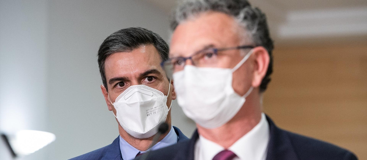 Foto de archivo del presidente del Gobierno, Pedro Sánchez junto con José Luis Quintana