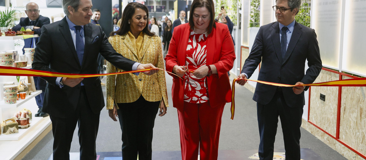 MADRID, 22/04/2024.- El vicepresidente ejecutivo de Ifema, Daniel Martínez (d), la embajadora de Marruecos en España, Karima Benyaich (2i), el presidente y consejero delegado del Grupo Gourmets, Francisco López-Bago (i), y la secretaria de Estado de Agricultura y Alimentación del Ministerio de Agricultura, Pesca y Alimentación, Begoña García Bernal (2d), en la inauguración de la 37 edición de la feria Salón Gourmets este lunes en Madrid. EFE/ Fernando Alvarado