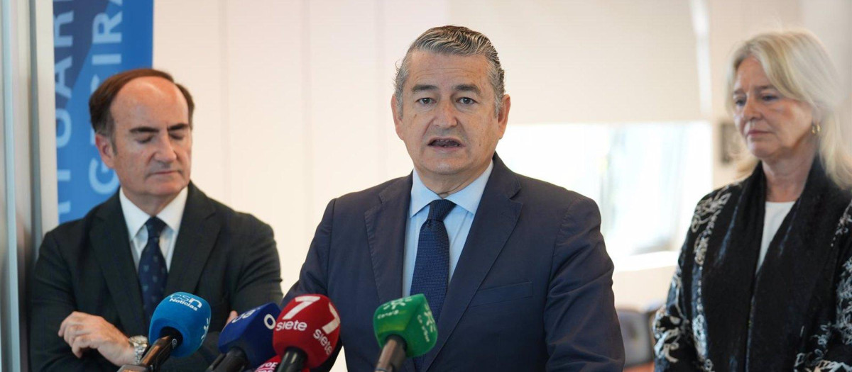 El consejero de la Presidencia, Antonio Sanz, asegura tener más información del Reino Unido que del Gobierno de España