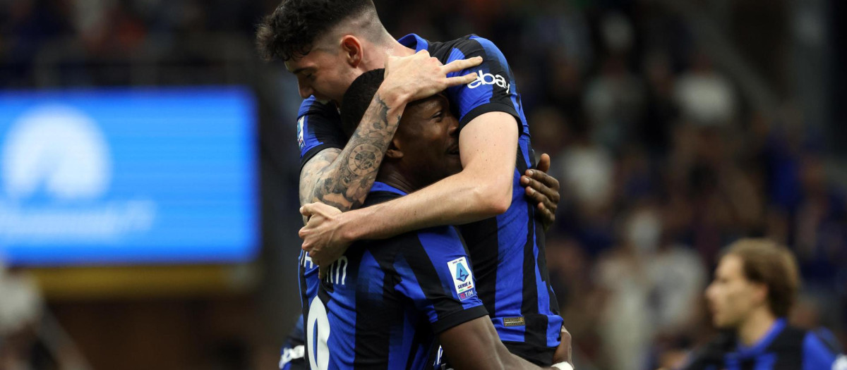 Thuram y Bastoni celebran abrazados un gol del Inter este curso