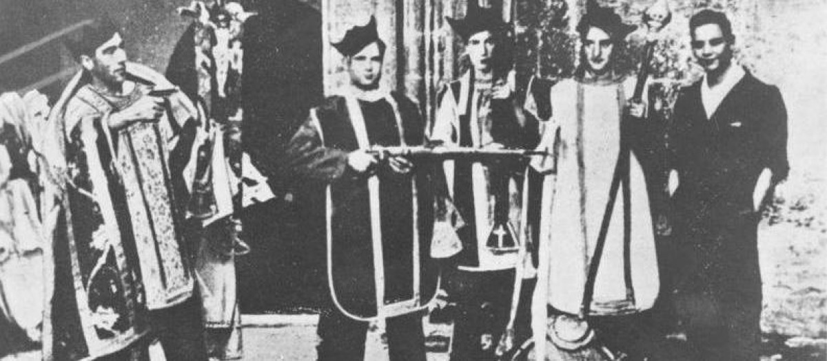 Milicianos vestidos con ropas litúrgicas tras el saqueo de una iglesia. Madrid, 1936