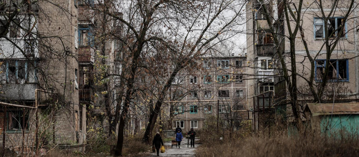 Residentes locales caminan alrededor de edificios residenciales en Chasiv Yar