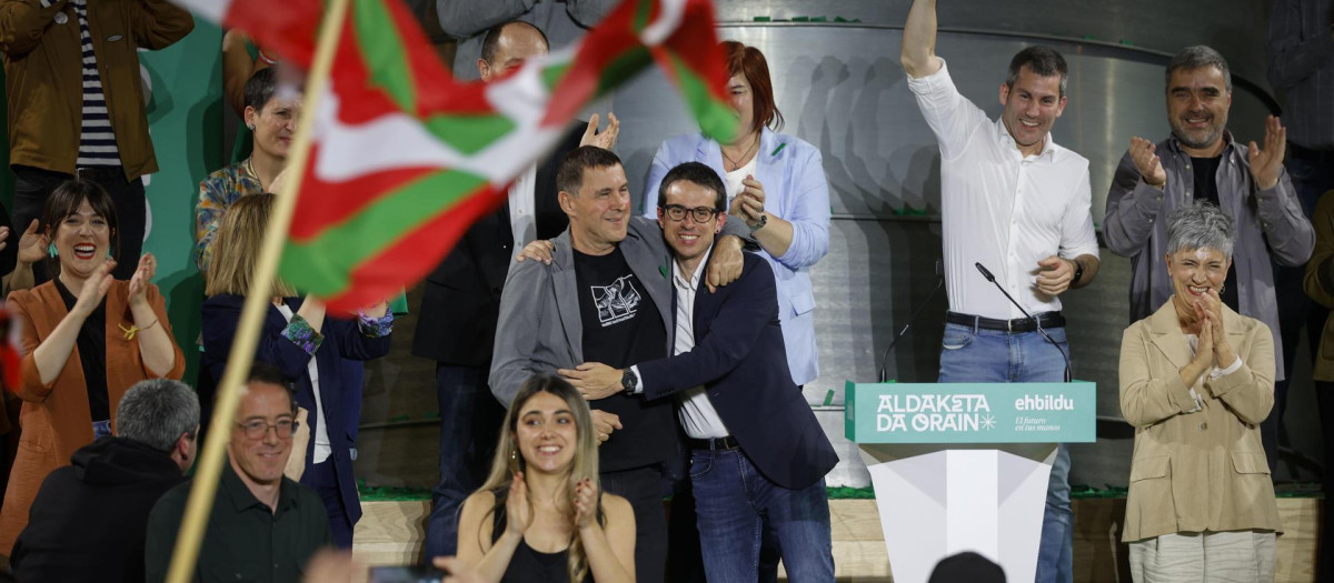 El candidato de EH Bildu, Pello Otxandiano, y el Coordinador General del partido, Arnaldo Otegi, en la noche electoral