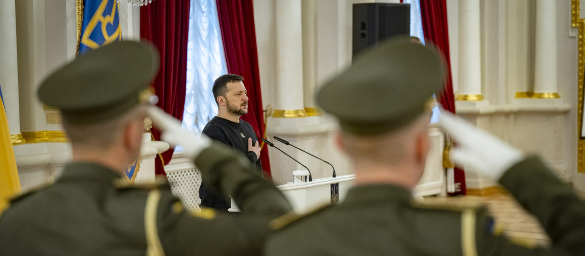 El presidente ucraniano Volodímir Zelenski durante una ceremonia con soldados en Kiev