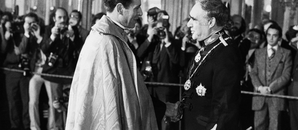 El general Antonio Sebastiao Ribeiro de Spinola (R) recibe la felicitación del cardenal de Lisboa, Antonio Ribeiro (L) durante su toma de posesión como nuevo Presidente de la República Portuguesa, después la Revolución de los Claveles
