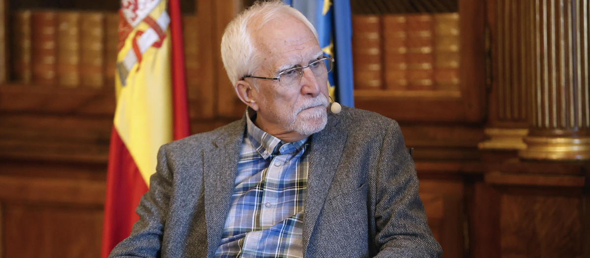 MADRID, 22/04/2024.-  Luis Mateo Díez, Premio Cervantes 2023,  durante un encuentro con los medios de comunicación, un día antes de recibir el galardón por ser uno de los "grandes narradores de la lengua castellana, heredero del espíritu cervantino y creador de mundos imaginarios", en un acto solemne presidido por los reyes. EFE/ J P Gandul