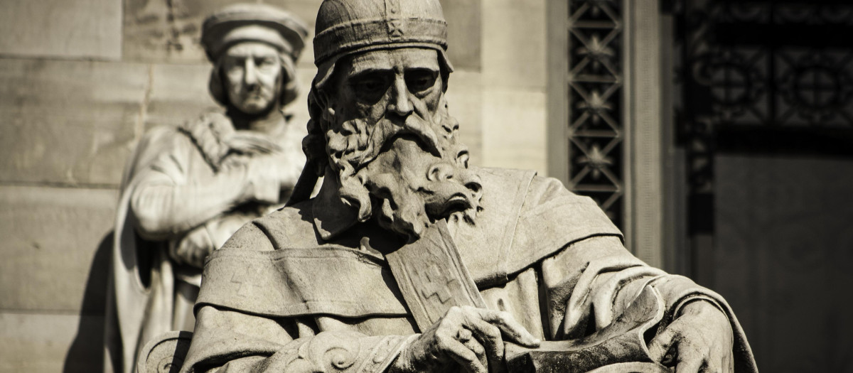 Estatua de San Isidoro de Sevilla en la Biblioteca Nacional