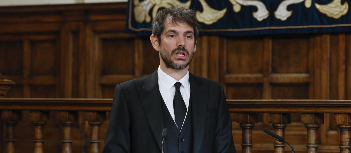 El ministro español de Cultura, Ernest Urtasun, durante su discurso en la ceremonia del Premio Cervantes