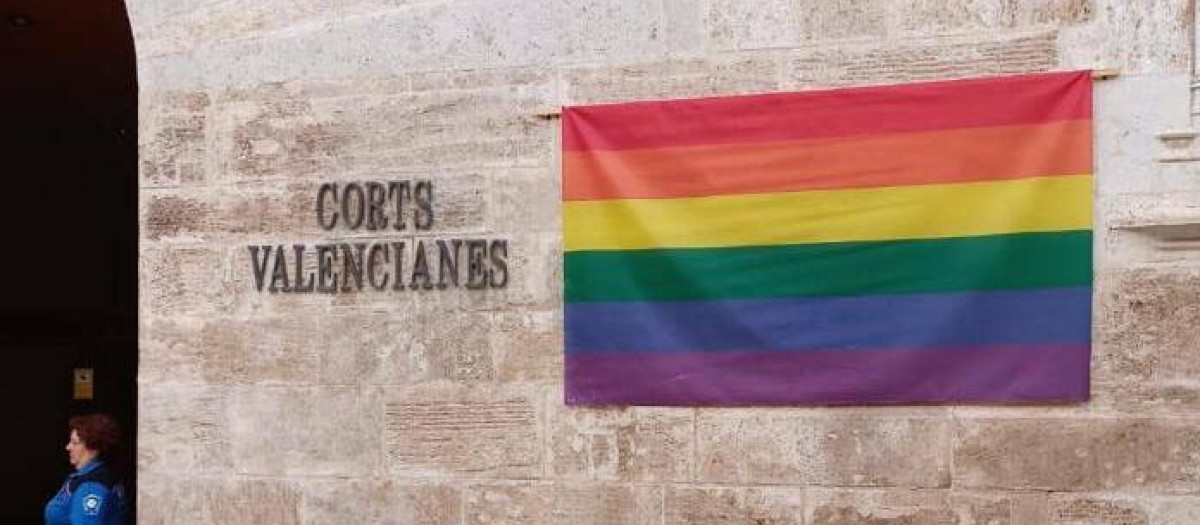 La bandera LGTBI, colgada en la fachada en las Cortes Valencianas, en 2023