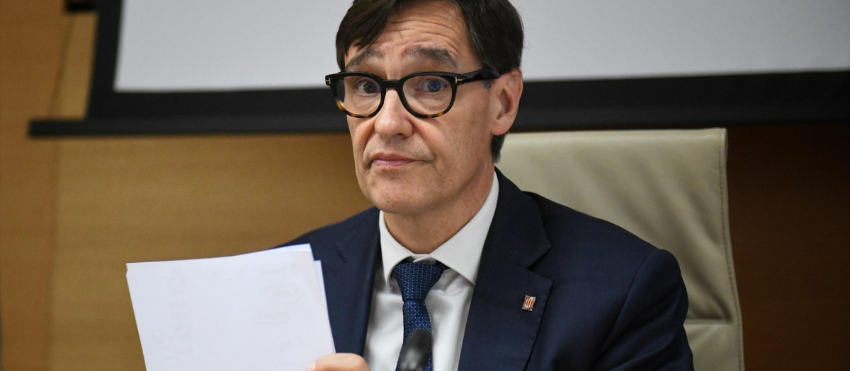El exministro de Sanidad y líder del PSC, Salvador Illa (c), durante la Comisión sobre mascarillas en el Congreso de los Diputados