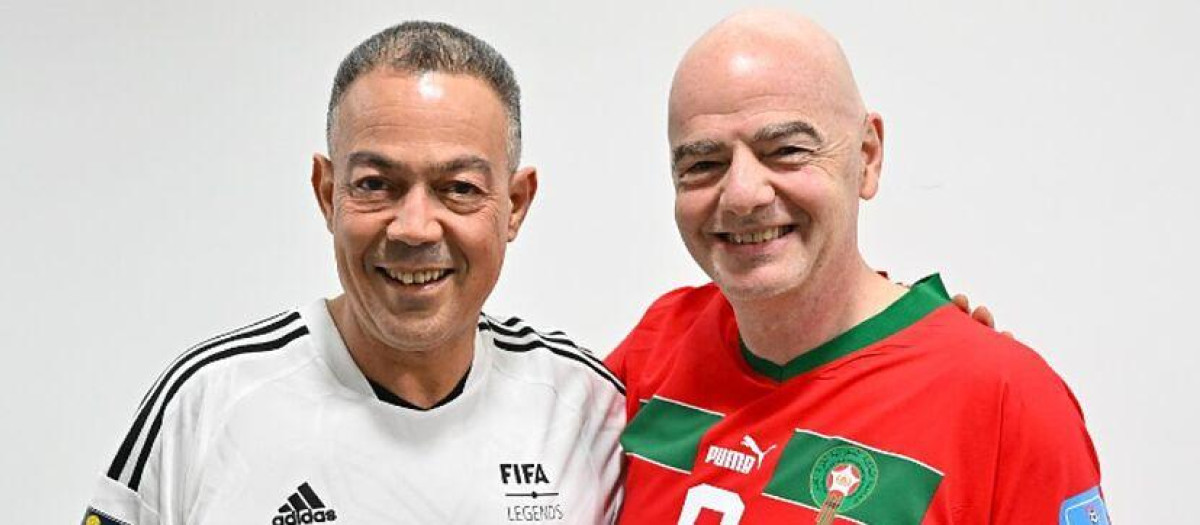 Infantino posa con la camiseta de la selección marroquí