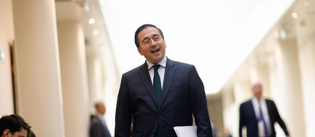 El ministro de Asuntos Exteriores, José Manuel Albares, a su llegada a la sesión de control al Gobierno