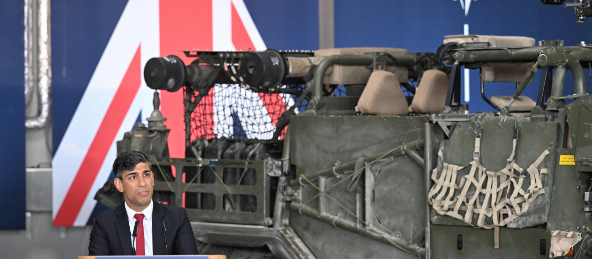 El primer ministro británico, Rishi Sunak, se dirige a una conferencia de prensa en la Brigada Blindada de Varsovia, Polonia