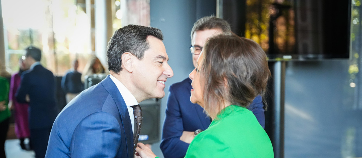 El presidente de la Junta de Andalucía, Juanma Moreno, saluda a la consejera de Salud, Catalina García, en una imagen de archivo