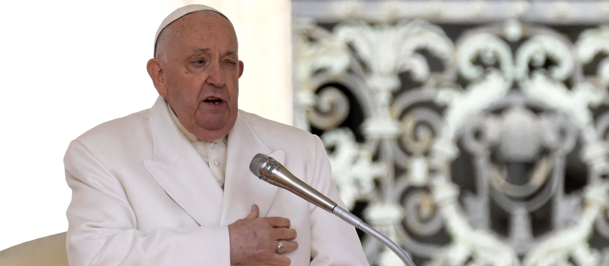 El Papa Francisco llegando a la audiencia general de este miércoles en la Plaza de San Pedro, El Vaticano