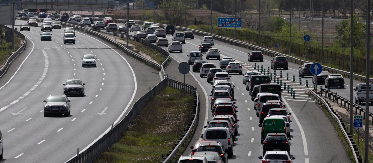 Vehículos circulan por la la A5 durante el comienzo de la operación salida de las vacaciones de Semana Santa 2024