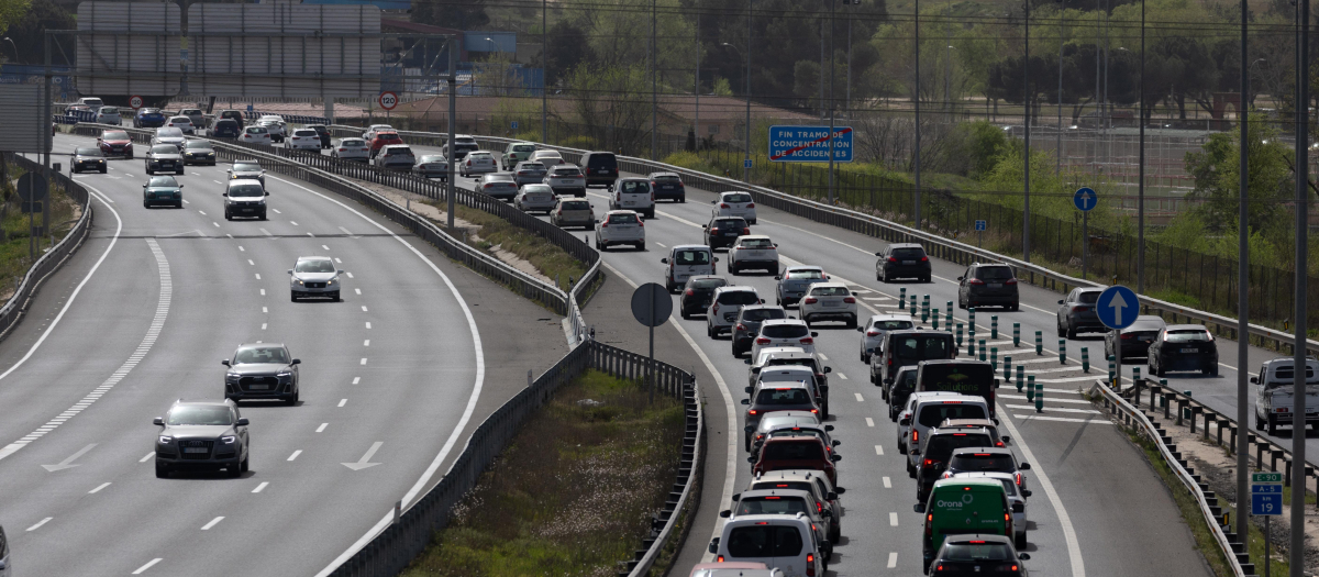 Vehículos circulan por la la A5 durante el comienzo de la operación salida de las vacaciones de Semana Santa 2024