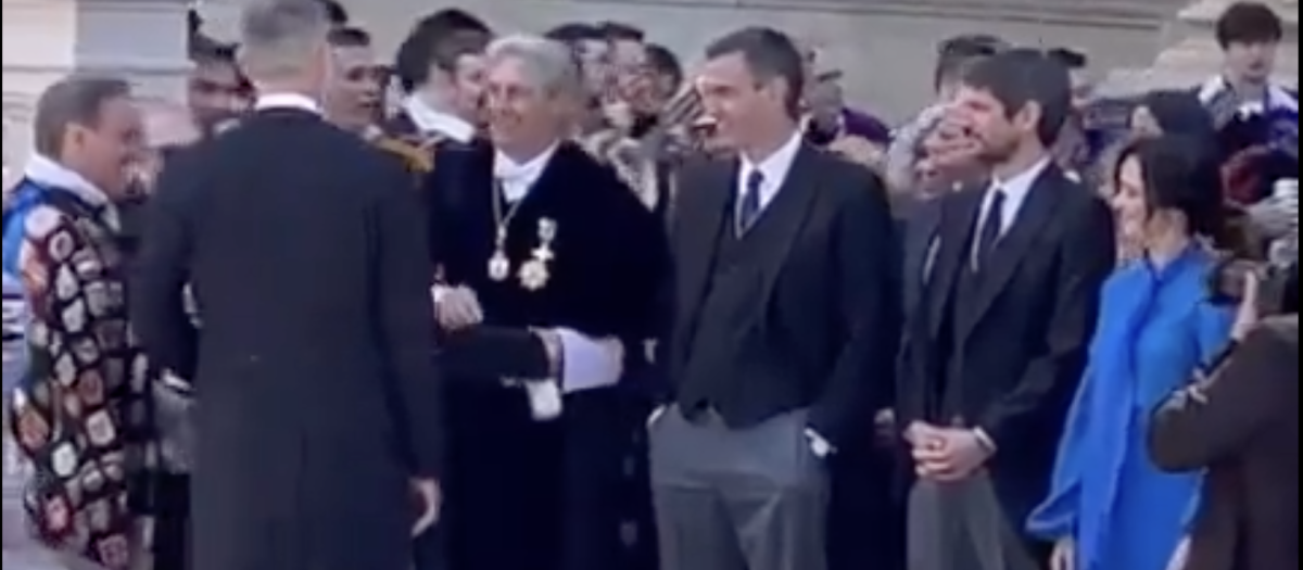 Sánchez con las manos en los bolsillos del pantalón frente al Rey