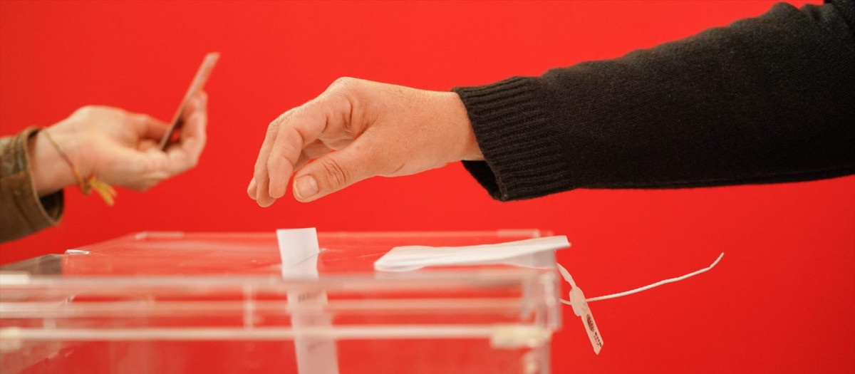 Foto de archivo de una personas ejerciendo su derecho a voto