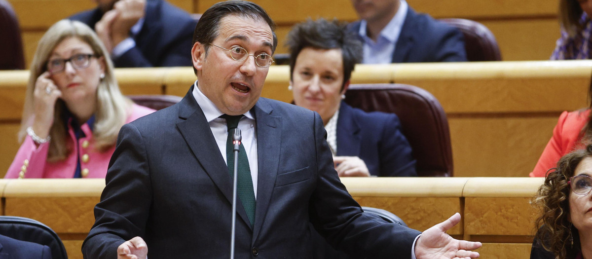 Albares considera a Begoña Gómez «intachable» y denuncia una campaña de acoso contra ella