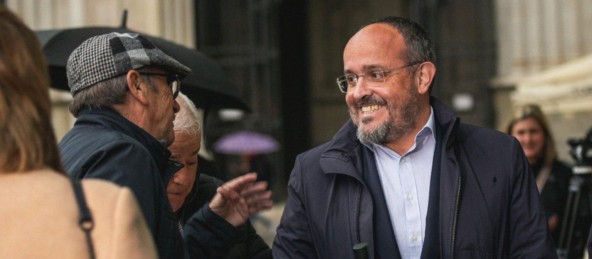 Alejandro Fernández saluda a unos simpatizantes, el pasado martes.