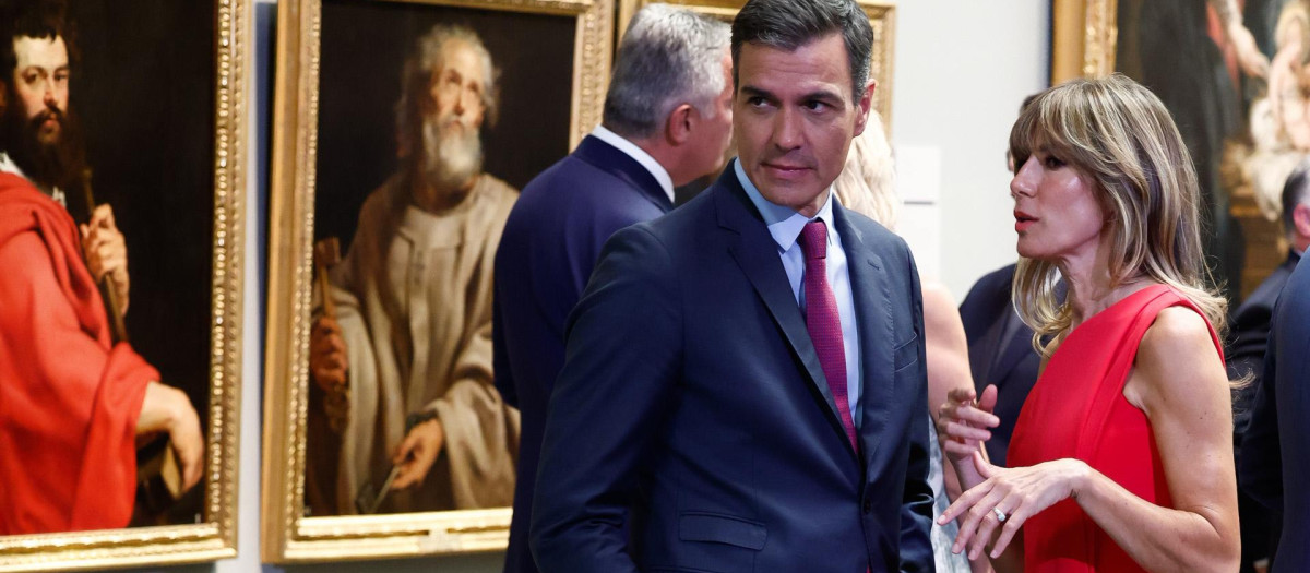El presidente del Gobierno y su mujer Begoña Gómez en el Museo del Prado durante la 32.ª edición de la cumbre de la OTAN