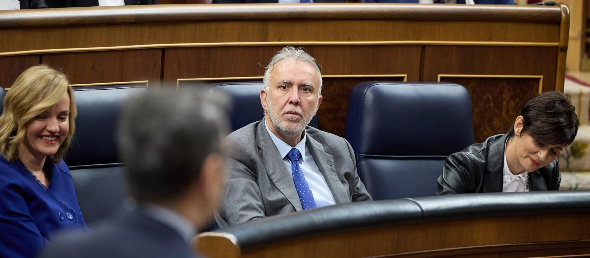 El ministro de Política Territorial y Memoria Democrática, Ángel Víctor Torres durante una sesión de control al Gobierno