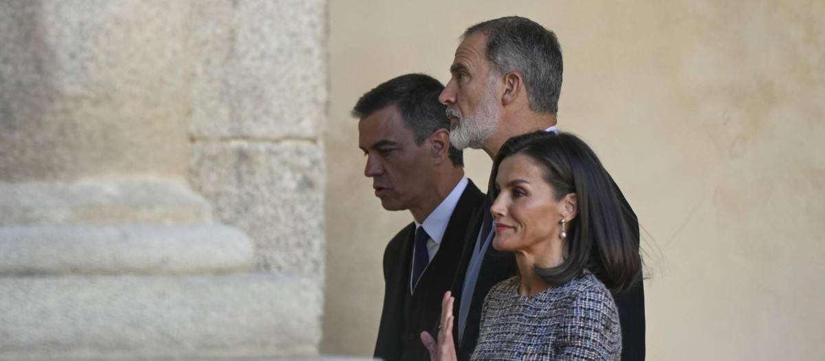 Los Reyes con Pedro Sánchez, el pasado martes en la Universidad de Alcalá de Henares