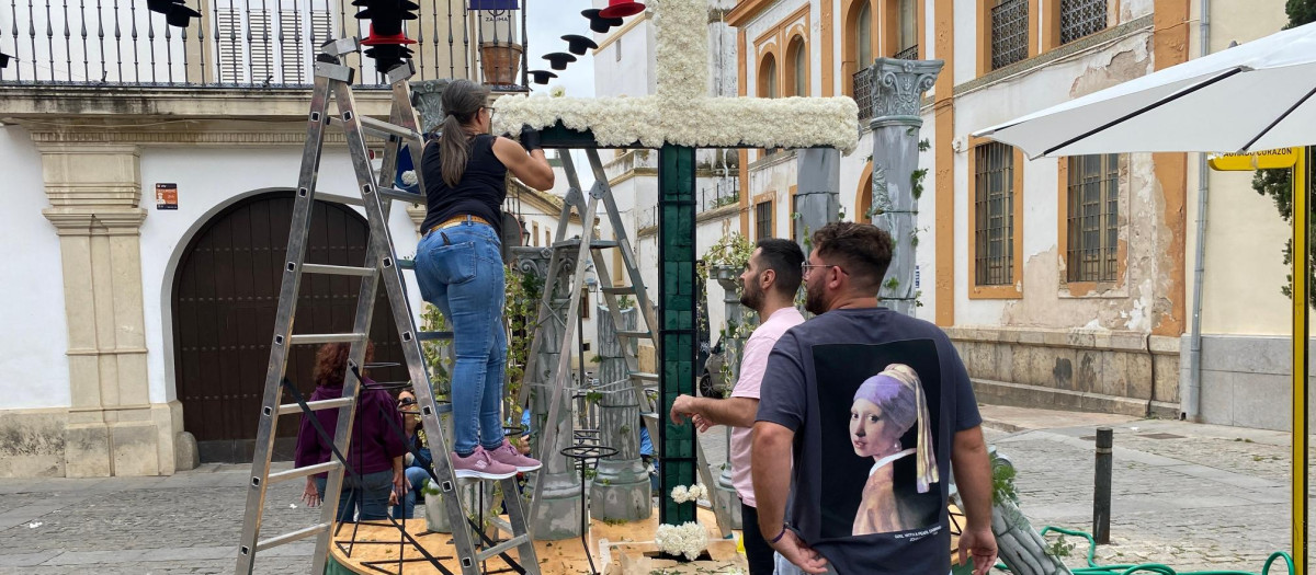 Montaje de la Cruz de Mayo de la hermandad del Vía Crucis en la plaza de la Trinidad