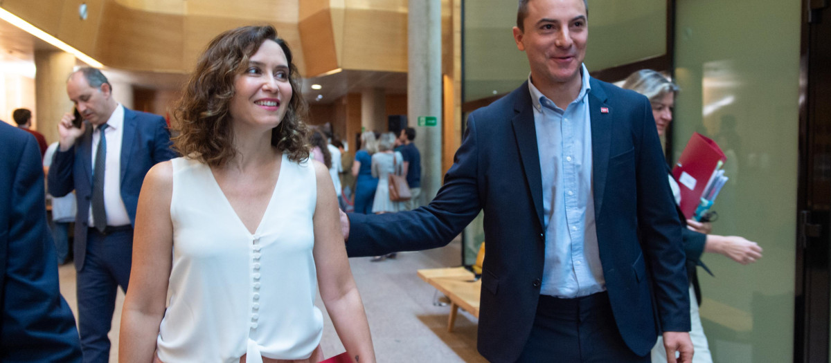 La presidenta de  la Comunidad de Madrid, Isabel Díaz Ayuso y el portavoz del PSOE en la asamblea madrileña, Juan Lobato
