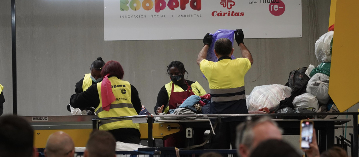 Trabajadores de inserción laboral en la planta Koopera de Cáritas Valencia
