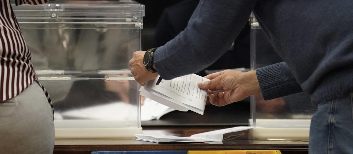 Varias personas durante el recuento del voto CERA en Bilbao