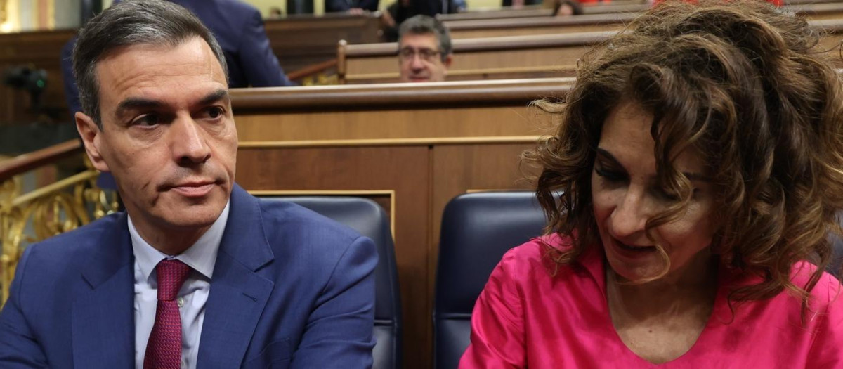 El presidente del Gobierno, Pedro Sánchez, y la vicepresidenta primera y ministra de Hacienda, María Jesús Montero, durante una sesión de control al Gobierno, en el Congreso de los Diputados, a 24 de abril de 2024, en Madrid (España). Durante la sesión de control, se han abordado cuestiones relacionadas con el aumento del precio de la vivienda, la renta básica de las comunidades autónomas y las pensiones no contributivas, y la solicitud por parte de ERC de una financiación justa para todas las comunidades autónomas, entre otros. Por otra parte, el presidente del Gobierno se ha pronunciado tras la noticia de la investigación judicial a su esposa por presunto tráfico de influencias y corrupción en los negocios.
Jesús Hellín / Europa Press
24/4/2024