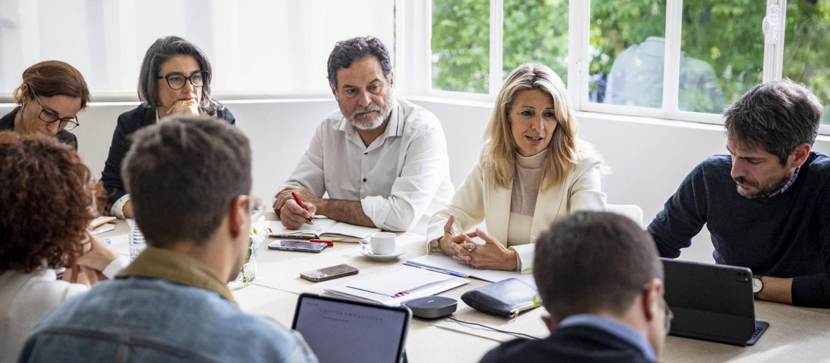 La vicepresidenta segunda, Yolanda Díaz, se ha reunido con los otros cuatro ministros de Sumar y los portavoces de los partidos integrados en el grupo parlamentario