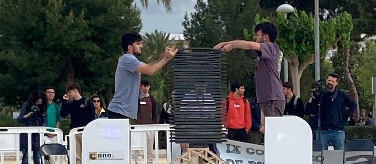 Puente construido con palillos de helado