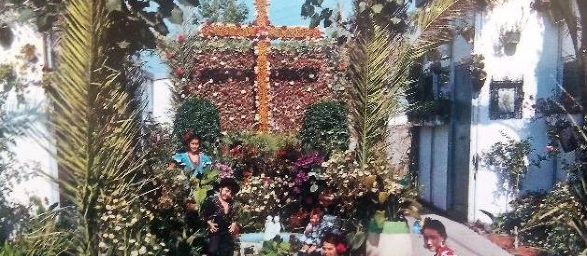 Postal antigua de una Cruz de Mayo