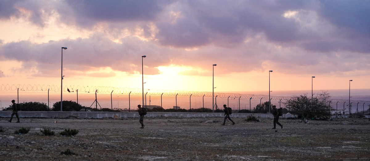 El Tercio "Gran Capitán" 1º de La Legión hace instrucción ante la valla de Melilla