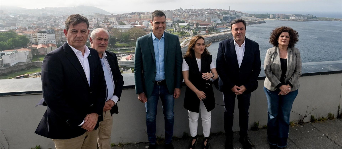 El secretario general del PSOE y presidente del Gobierno, Pedro Sánchez (c), la candidata a la reelección como alcaldesa de A Coruña, Inés Rey (3d), y el secretario general del PSdG-PSOE, Valentín Formoso