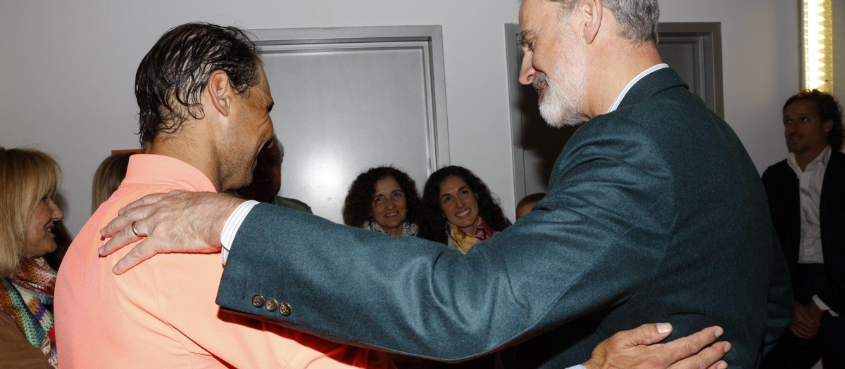 Felipe VI felicita a Rafa Nadal tras jugar este en el Mutua Open de Madrid