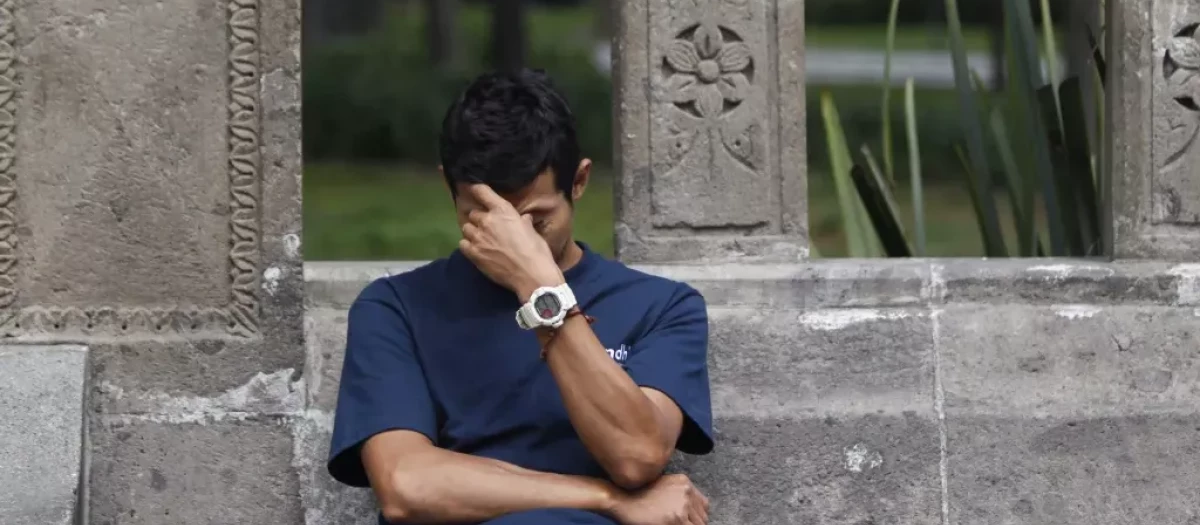 Un hombre con migraña por estrés laboral