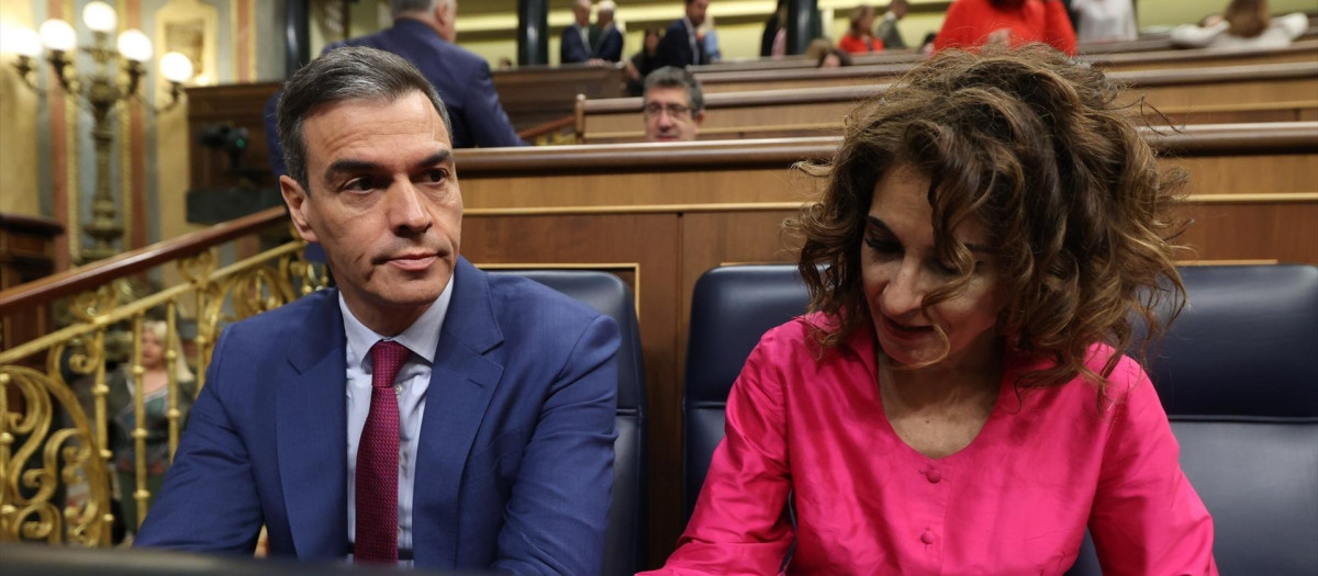 El presidente del Gobierno, Pedro Sánchez, y la vicepresidenta primera y ministra de Hacienda, María Jesús Montero