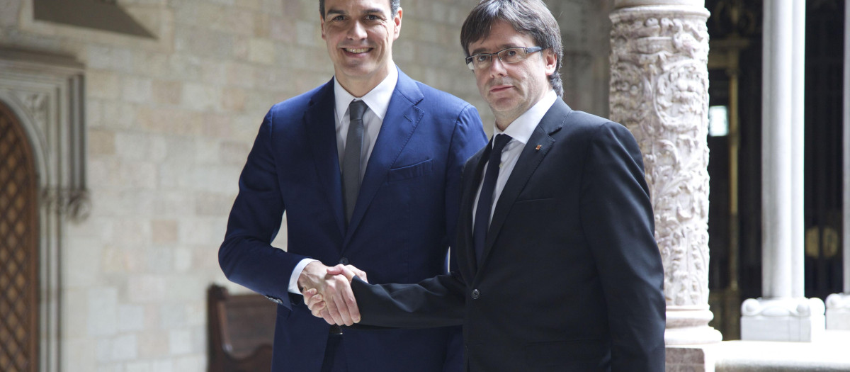 El president de la Generalitat, Carles Puigdemont durante una reunión con el político Pedro Sánchez en Barcelona.
15/03/2016
Barcelona