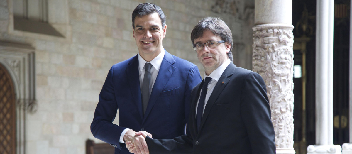 El president de la Generalitat, Carles Puigdemont durante una reunión con el político Pedro Sánchez en Barcelona.
15/03/2016
Barcelona