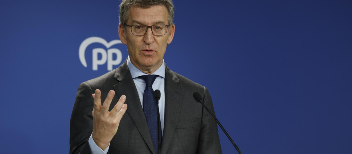 ​El líder del PP, Alberto Núñez Feijóo durante la rueda de prensa ofrecida en la sede de la formación