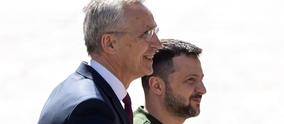 El secretario general de la OTAN junto con el presidente ucraniano en Kiev