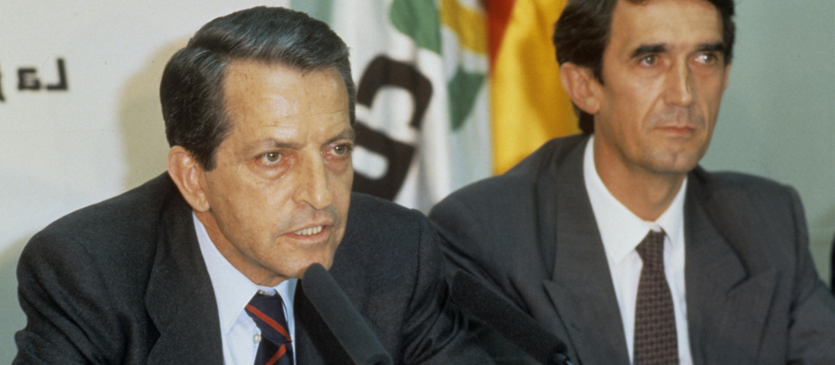 Imagen de archivo del expresidente Adolfo Suárez, durante la rueda de prensa celebrada en la sede de la formación en Madrid, en la que anunció su dimisión