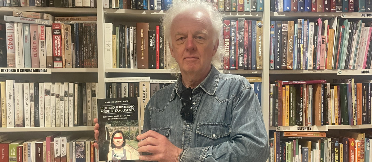 Mark Guscin posa con su libro en la coruñesa Librería Arenas