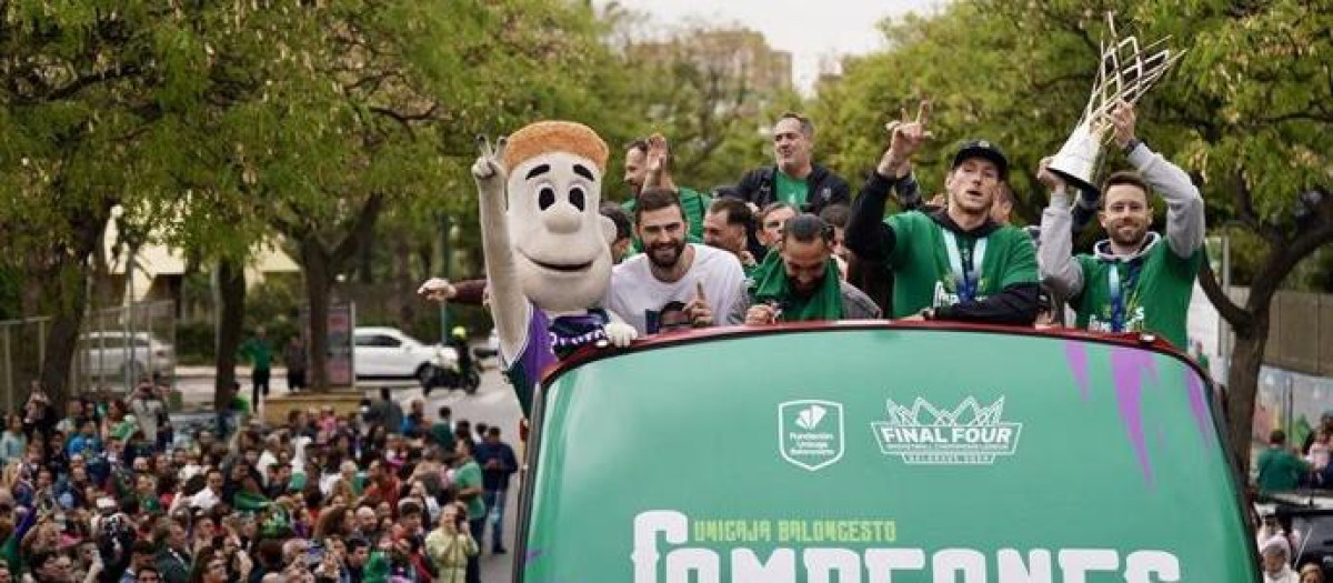 A pesar del mal tiempo, la ciudad de Málaga se rindió a su equipo y lo arropó durante todo su recorrido