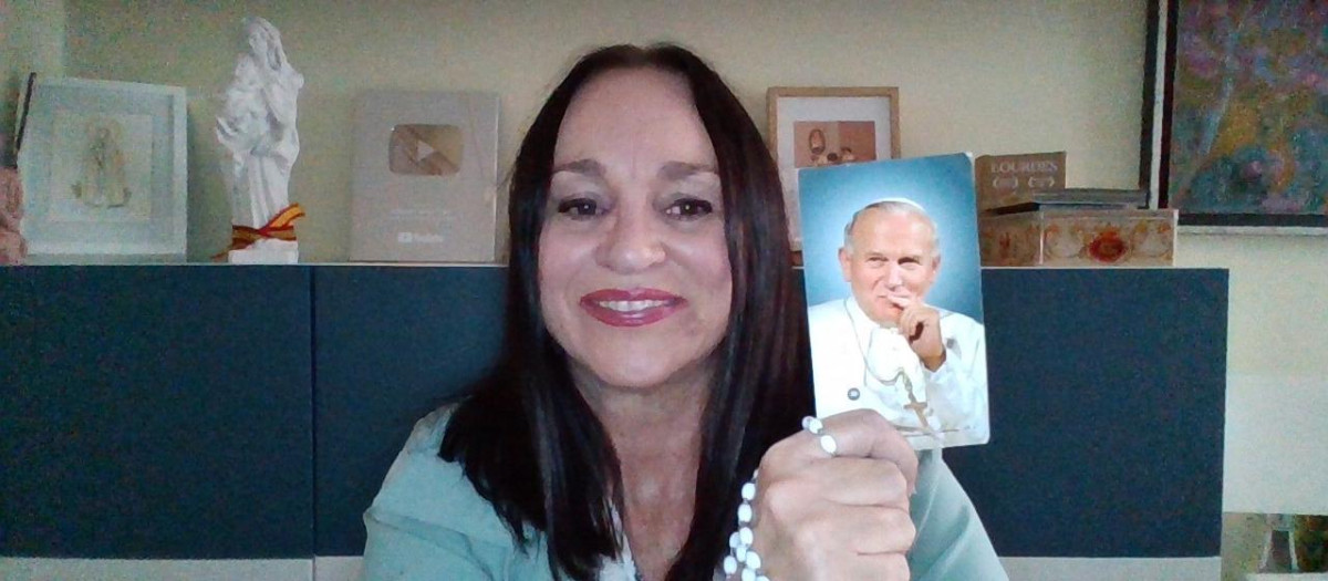 Belén Perales con una estampa de san Juan Pablo II